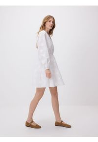 Reserved - Sukienka z haftem - biały. Kolor: biały. Materiał: tkanina, bawełna. Wzór: haft