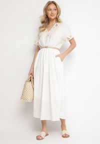 Born2be - Biała Bawełniana Sukienka w Stylu Rustykalnym z Kieszeniami Orriviane. Okazja: na spotkanie biznesowe, na co dzień, do pracy, na spacer. Typ kołnierza: dekolt w kształcie V. Kolor: biały. Materiał: bawełna. Wzór: aplikacja, haft. Typ sukienki: proste. Styl: biznesowy, casual #2