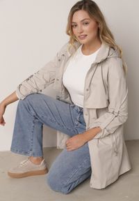 Born2be - Beżowa Kurtka w Stylu Parki z Odpinanym Kapturem i Sznurkami Enang. Okazja: na spacer. Kolor: beżowy. Materiał: prążkowany, jeans #6