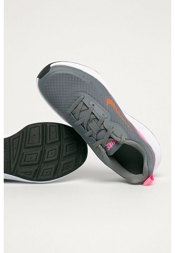 Nike Kids buty dziecięce kolor szary. Nosek buta: okrągły. Zapięcie: sznurówki. Kolor: szary. Materiał: guma