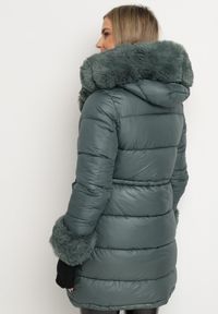 Born2be - Ciemnozielona Pikowana Kurtka z Kapturem i Futrzanymi Wstawkami Ściągana Sznurkiem w Talii Emirale. Okazja: na co dzień. Typ kołnierza: kaptur. Kolor: zielony. Materiał: futro. Wzór: aplikacja. Styl: casual, elegancki #4