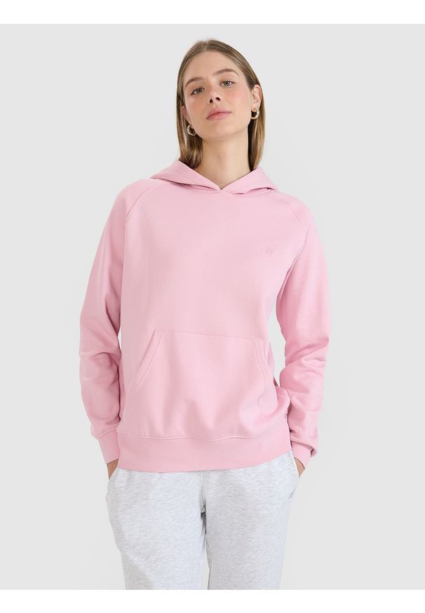 4f - 4F Bluza dresowa nierozpinana z kapturem damska - różowa XL. Okazja: na co dzień. Typ kołnierza: kaptur. Kolor: różowy. Materiał: dresówka. Długość rękawa: raglanowy rękaw. Wzór: gładki, ze splotem. Styl: sportowy, casual