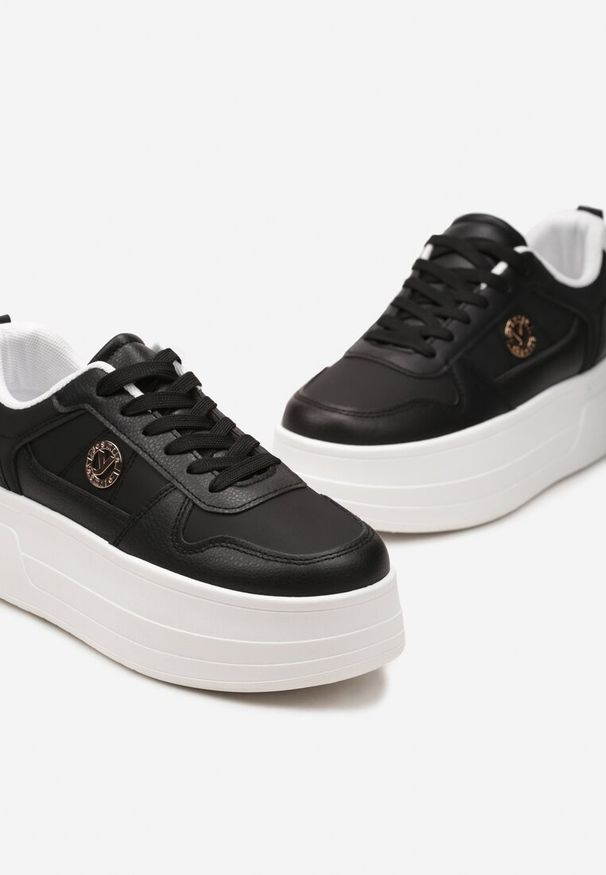 Born2be - Czarne Sneakersy na Platformie z Metalową Ozdobą Trionna. Kolor: czarny. Wzór: aplikacja. Obcas: na platformie