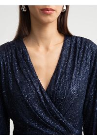 Big-Star - Sukienka damska mini cekinowa granatowa Loreta 403. Okazja: na imprezę. Kolor: niebieski. Wzór: aplikacja. Typ sukienki: kopertowe, dopasowane. Styl: wizytowy, elegancki. Długość: mini #3