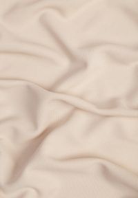 Born2be - Jasnobeżowa Asymetryczna Koktajlowa Sukienka Ozdobiona Wycięciem na Dole i Marszczeniem Dimasea. Okazja: do pracy. Kolor: beżowy. Wzór: aplikacja. Typ sukienki: asymetryczne. Styl: wizytowy #7