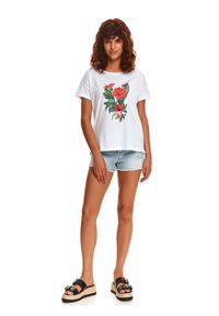 TOP SECRET - Damski t-shirt z kwiatowym nadrukiem. Kolor: biały. Materiał: tkanina, bawełna. Długość rękawa: krótki rękaw. Długość: krótkie. Wzór: nadruk, kwiaty. Sezon: lato. Styl: wakacyjny #2
