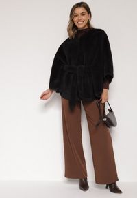 Born2be - Czarne Ponczo z Futerkiem i Wiązanym Paskiem Monalena. Okazja: do pracy, na co dzień, na spotkanie biznesowe. Kolor: czarny. Materiał: futro. Styl: casual, elegancki, biznesowy #6