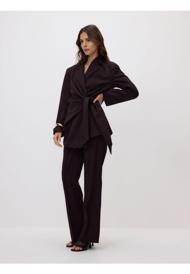 Reserved - Spodnie flare z kantem - mahoniowy. Kolor: brązowy. Materiał: dzianina, wiskoza