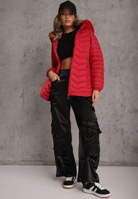 Renee - Czerwona Przejściowa Kurtka z Pikowaniem Bocznymi Ściągaczami i Kapturem Fezizia. Okazja: na co dzień. Kolor: czerwony. Materiał: futro, poliester, jeans. Styl: casual, elegancki #5