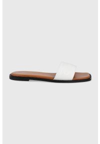 Calvin Klein klapki damskie kolor biały. Kolor: biały. Materiał: materiał, guma. Wzór: gładki. Obcas: na obcasie. Wysokość obcasa: niski