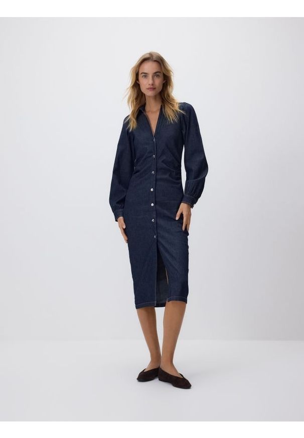 Reserved - Jeansowa sukienka midi - granatowy. Kolor: niebieski. Materiał: jeans. Typ sukienki: proste. Długość: midi