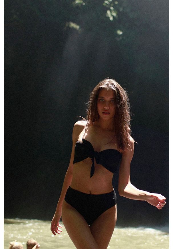MUUV - Biustonosz kąpielowy Bow Bandeau. Kolor: czarny. Materiał: materiał, prążkowany