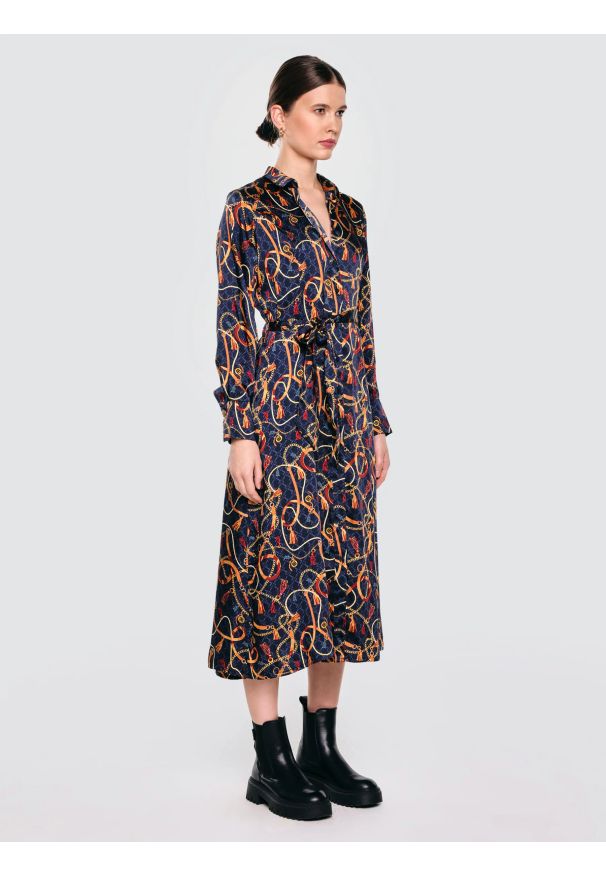 Big-Star - Sukienka damska midi koszulowa z nadrukiem granatowa Umi 403. Okazja: do pracy, na co dzień, na spotkanie biznesowe. Kolor: niebieski. Materiał: tkanina. Długość rękawa: długi rękaw. Wzór: nadruk. Typ sukienki: koszulowe. Styl: elegancki, biznesowy, klasyczny, casual. Długość: midi