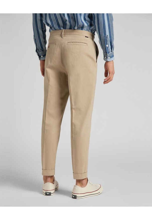 Lee - SPODNIE MĘSKIE LEE TAPERED CHINO SERVICE SAND L70RLD10 112118722