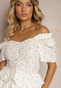 Renee - Biała Rozkloszowana Sukienka z Bawełny z Gumką w Talii w Drobne Kwiaty Timariah. Kolor: biały. Materiał: bawełna. Długość rękawa: krótki rękaw. Wzór: kwiaty. Typ sukienki: rozkloszowane