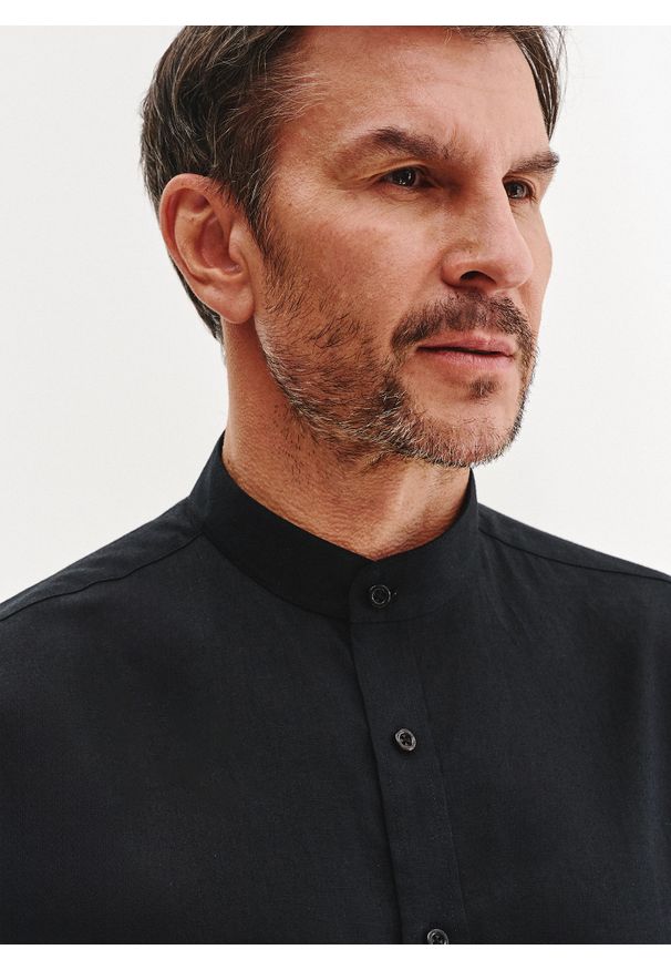 Pako Lorente - PAKO LORENTE - czarna koszula męska z lnu i bawełny. Typ kołnierza: kołnierzyk stójkowy. Kolor: czarny, biały. Materiał: len, bawełna. Długość rękawa: długi rękaw. Długość: długie. Wzór: gładki. Sezon: wiosna