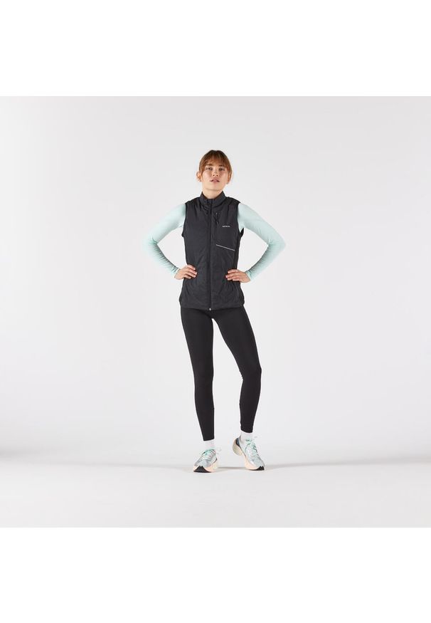 KIPRUN - Kamizelka do biegania damska Kiprun 500 Run Warm ocieplana. Kolor: czarny. Materiał: tkanina, materiał. Długość rękawa: bez rękawów. Sezon: zima. Sport: bieganie