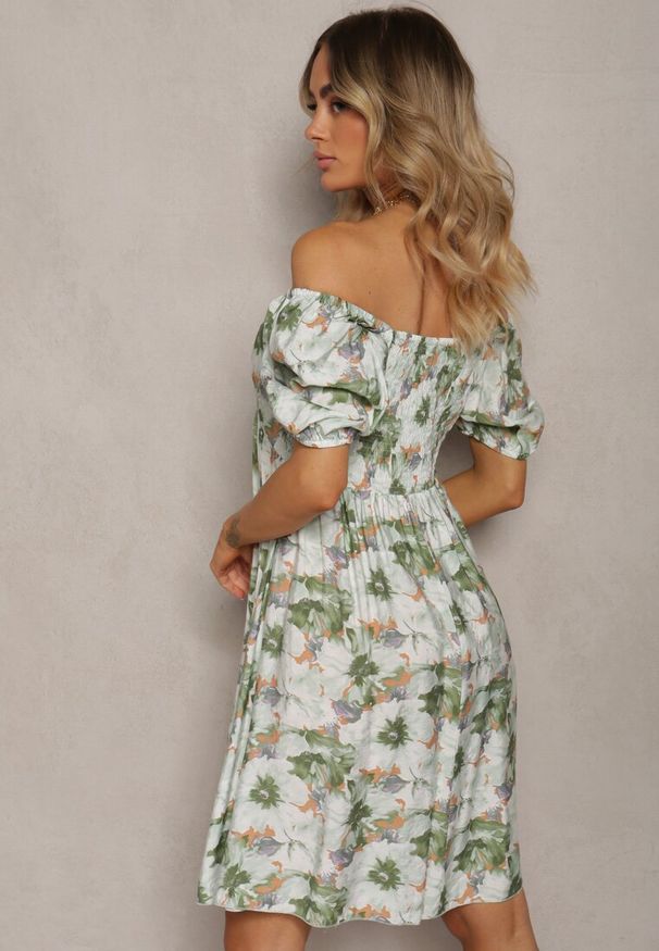 Renee - Zielono-Beżowa Sukienka z Wiązanym Dekoltem i Bufiastymi Rękawami z Gumką z Tyłu w Kwiatowy Wzór Vikolla. Okazja: na spacer, na co dzień. Kolor: zielony. Materiał: tkanina. Wzór: kwiaty. Sezon: wiosna, lato. Typ sukienki: proste. Styl: casual