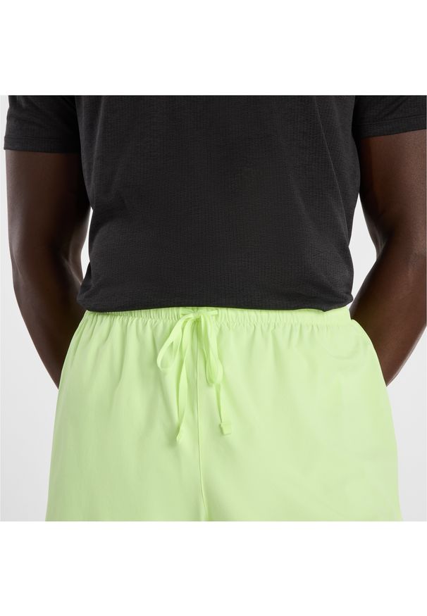 Spodenki męskie New Balance MB6180TAAFG – zielone. Kolor: zielony. Materiał: materiał, tkanina, poliester. Sport: fitness