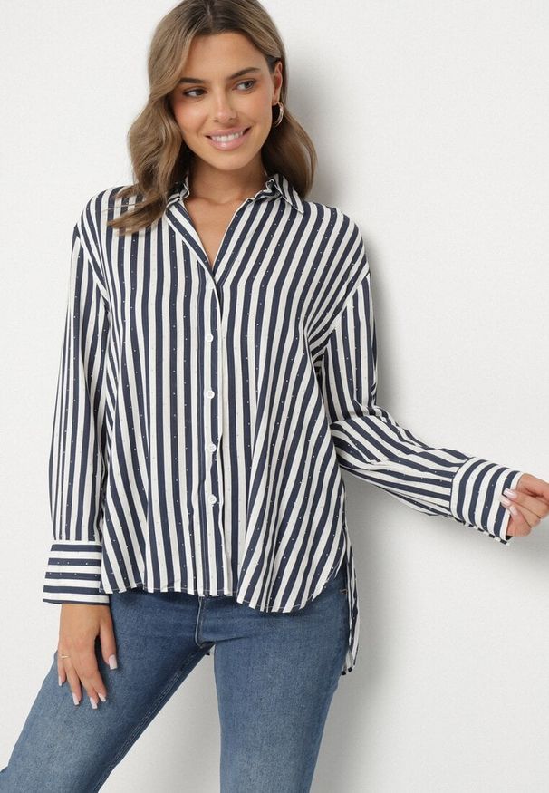 Born2be - Granatowa Bawełniana Koszula w Pionowe Paski Zdobiona Cyrkoniami Isorina. Okazja: na co dzień. Typ kołnierza: dekolt w kształcie V, kołnierzyk klasyczny. Kolor: niebieski. Materiał: bawełna. Długość rękawa: długi rękaw. Długość: długie. Wzór: aplikacja, paski. Styl: casual, elegancki, klasyczny