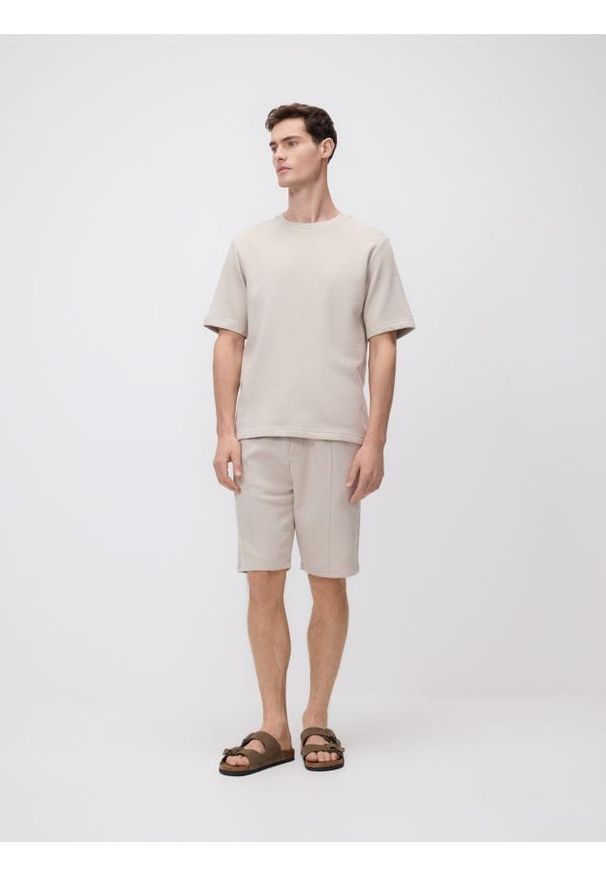 Reserved - T-shirt regular z włóknem bambusowym - beżowy. Kolor: beżowy. Materiał: włókno