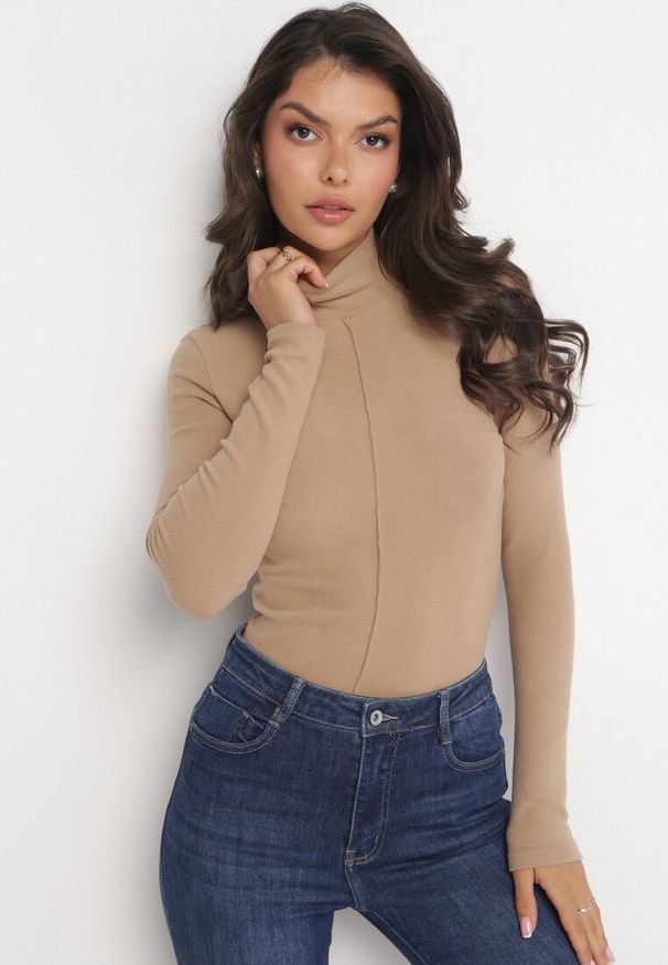 Born2be - Beżowy Sweter Golf o Dopasowanym Kroju Ryler. Okazja: na co dzień. Typ kołnierza: golf. Kolor: beżowy. Materiał: jeans. Długość rękawa: długi rękaw. Długość: długie. Wzór: aplikacja. Styl: klasyczny, casual