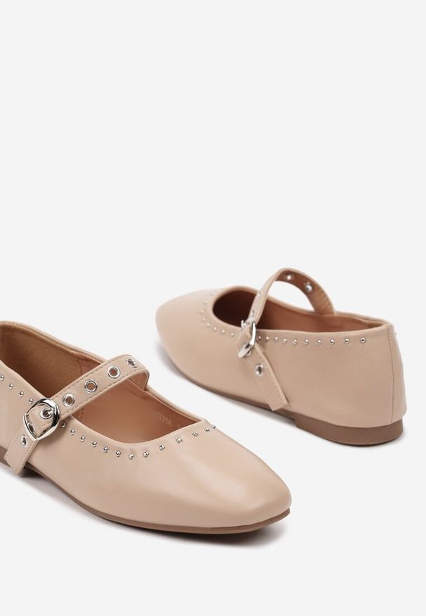 Born2be - Beżowe Płaskie Balerinki w Stylu Mary Jane Ozdobione Ćwiekami Biandra. Okazja: na spotkanie biznesowe. Zapięcie: pasek. Kolor: beżowy. Materiał: jeans. Wzór: aplikacja. Styl: elegancki, rockowy, biznesowy, klasyczny