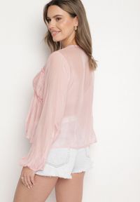 Born2be - Różowa Transparentna Bluzka z Wiskozą i Wiązaniem Zarestra. Okazja: na co dzień. Kolor: różowy. Materiał: wiskoza. Styl: casual #4