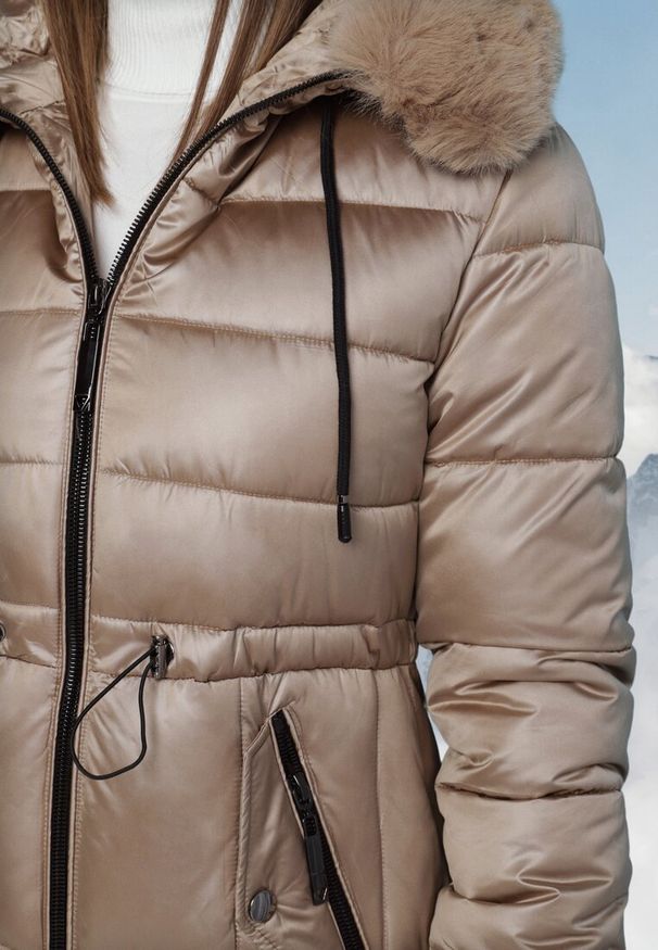 Born2be - Ciemnobeżowa Pikowana Kurtka z Kapturem z Futerkiem z Możliwością Odpięcia Ściągana w Talii Ravanna. Okazja: na co dzień. Typ kołnierza: kaptur. Kolor: beżowy. Materiał: futro. Styl: casual, elegancki