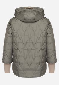 Born2be - Zielona Pikowana Kurtka z Kapturem i Przedłużonym Tyłem Tulunia. Okazja: na spacer. Typ kołnierza: kaptur. Kolekcja: plus size. Kolor: zielony. Materiał: jeans. Wzór: aplikacja. Styl: elegancki #4