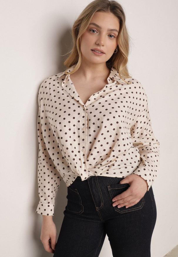 Born2be - Beżowa Wiskozowa Koszula w Kropki z Ozdobnym Węzłem Corilis. Okazja: na co dzień. Typ kołnierza: kołnierzyk klasyczny. Kolor: beżowy. Materiał: wiskoza. Długość: długie. Wzór: kropki. Styl: casual, klasyczny