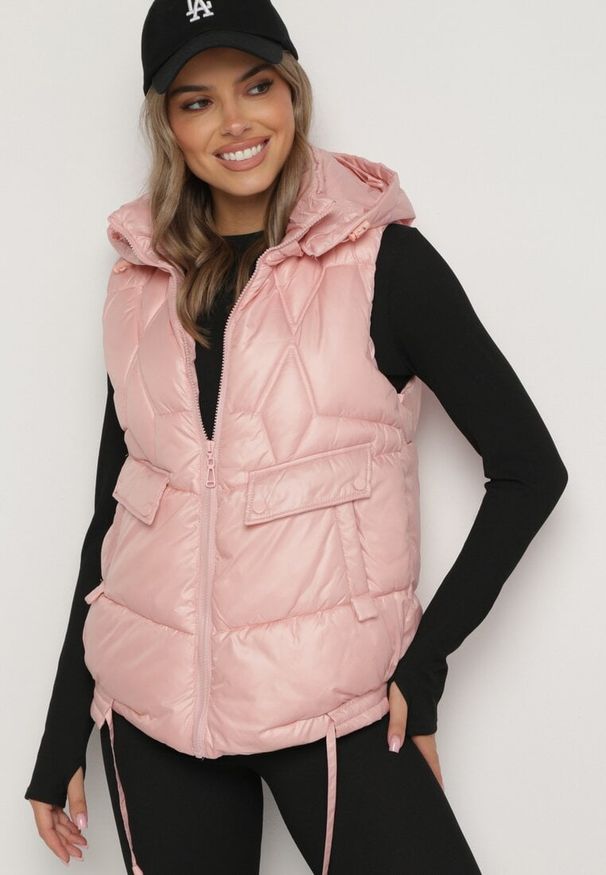 Born2be - Różowa Kamizelka z Odpinanym Kapturem i Ozdobnym Pikowaniem Arreanne. Okazja: na co dzień. Kolor: różowy. Materiał: jeans. Sezon: wiosna, jesień. Styl: elegancki, casual, sportowy