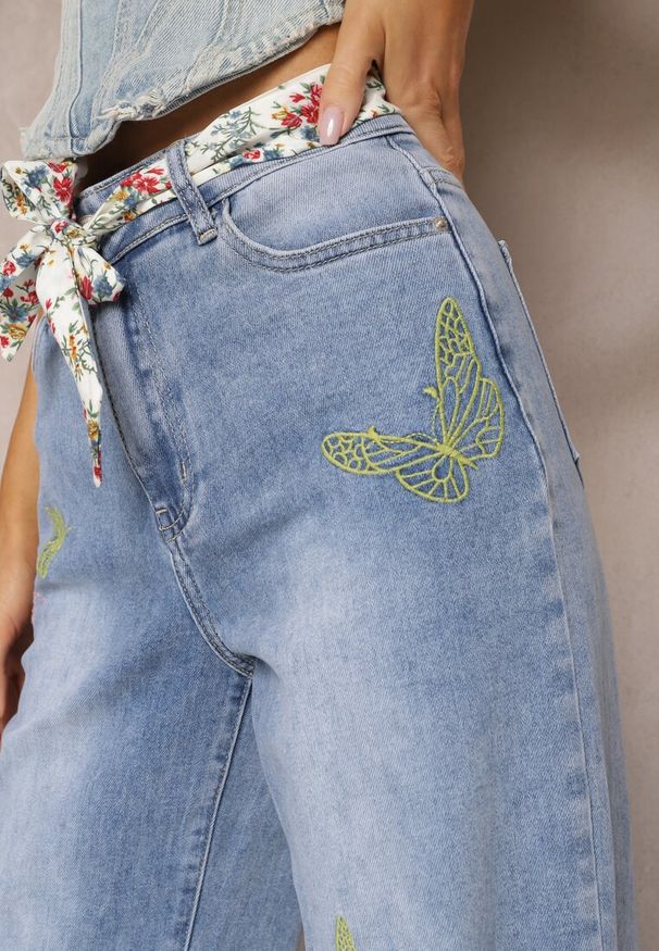 Renee - Jasnoniebieskie Bawełniane Jeansy High Waist o Szerokim Kroju z Paskiem i Haftami Kelisaria. Stan: podwyższony. Kolor: niebieski. Wzór: haft