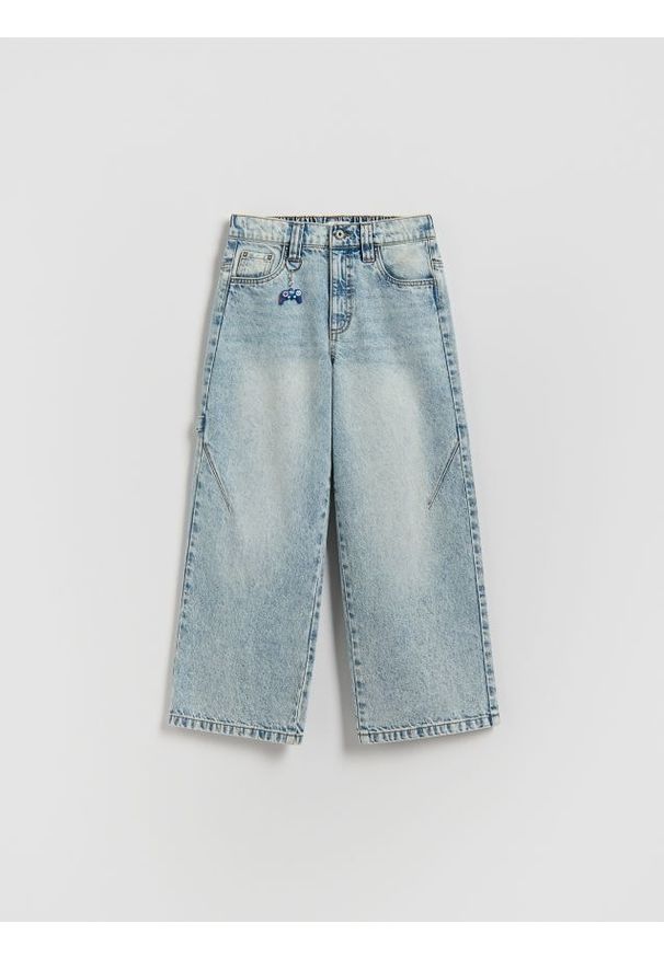 Reserved - Jeansy baggy z brelokiem - niebieski. Kolor: niebieski