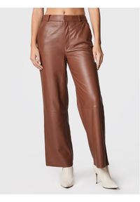 GESTUZ - Gestuz Spodnie skórzane Agatagz 10905887 Brązowy Regular Fit. Kolor: brązowy. Materiał: skóra