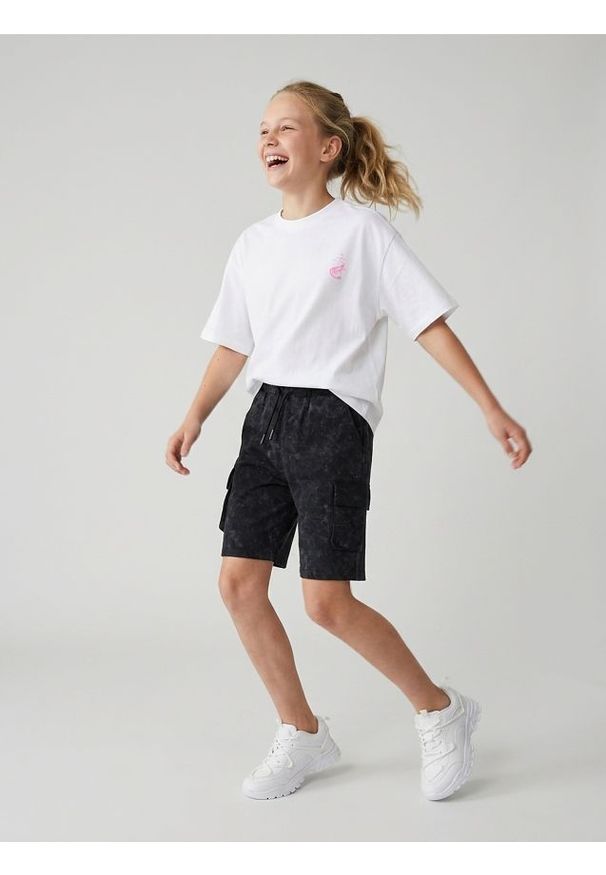 Sinsay - Szorty cargo z efektem sprania - czarny. Kolor: czarny