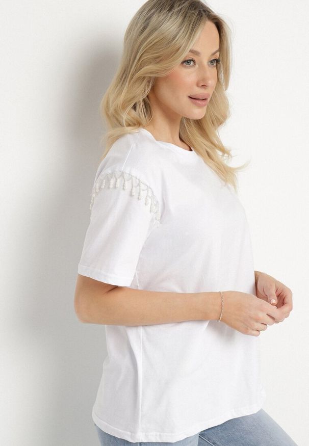 Born2be - Biały Bawełniany T-shirt Ozdobiony Koralikami Tlerra. Okazja: na co dzień. Kolor: biały. Materiał: bawełna. Wzór: aplikacja. Sezon: lato, wiosna. Styl: sportowy, klasyczny, casual