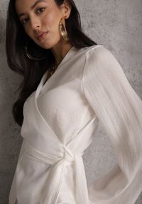 Renee - Biała Wiskozowa Bluzka z Kopertowym Dekoltem i Wiązaniem z Boku Velarila. Typ kołnierza: dekolt kopertowy. Kolor: biały. Materiał: wiskoza #7