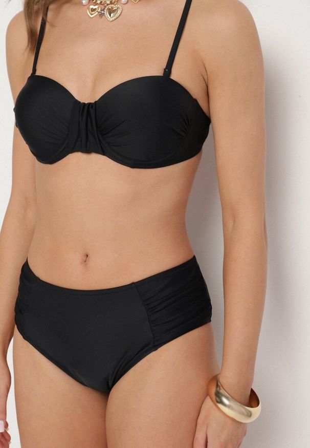 Born2be - Czarne Bikini Usztywniany Biustonosz i Figi Ozdobione Marszczeniem Eretelli. Kolor: czarny. Wzór: aplikacja