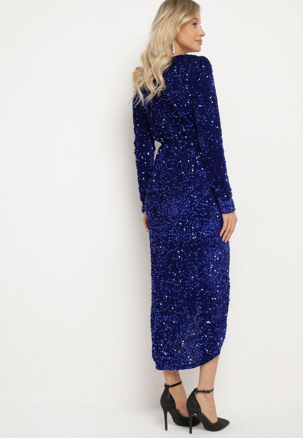 Born2be - Granatowa Dopasowana Cekinowa Sukienka z Kopertowym Dekoltem i Asymetrycznym Wycięciem Rinnalith. Okazja: na imprezę. Kolor: niebieski. Typ sukienki: asymetryczne, kopertowe. Styl: elegancki, klasyczny