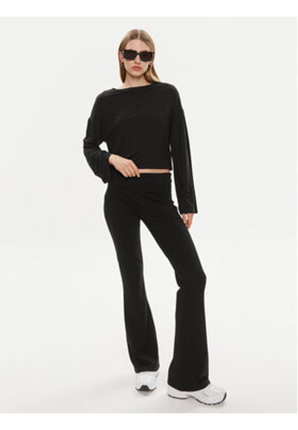 Gina Tricot Bluzka 22672 Czarny Regular Fit. Kolor: czarny. Materiał: wiskoza