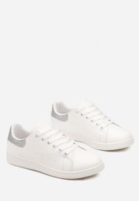 Born2be - Biało-Srebrne Klasyczne Sneakersy z Gładkiej Ekoskóry z Brokatowym Zdobieniem Niretal. Kolor: biały. Wzór: aplikacja, gładki. Obcas: na płaskiej podeszwie #5