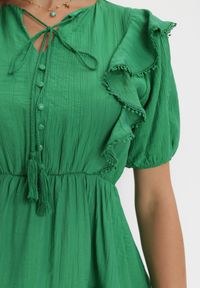 Born2be - Zielona Rozkloszowana Sukienka Mini z Gumką w Talii i Koronkowymi Wstawkami Kiva. Typ kołnierza: kołnierz z falbankami. Kolor: zielony. Materiał: koronka. Długość rękawa: krótki rękaw. Sezon: wiosna, lato. Długość: mini #2