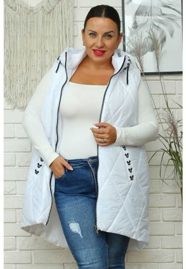 Laura - Bezrękawnik pikowany z kapturem i aplikacją MIKI biały. Okazja: na co dzień. Typ kołnierza: kaptur. Kolekcja: plus size. Kolor: biały. Materiał: materiał, tkanina, poliester. Długość rękawa: bez rękawów. Wzór: aplikacja. Sezon: zima, jesień. Styl: casual