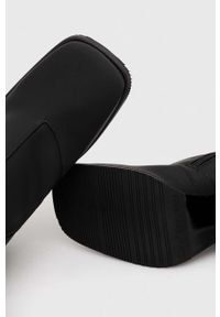 Calvin Klein Jeans botki skórzane HEEL ZIP BOOT LTH WN damskie kolor czarny na słupku YW0YW01113. Kolor: czarny. Materiał: skóra. Obcas: na słupku. Wysokość obcasa: średni #2
