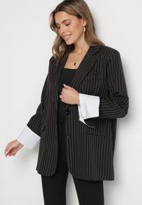 Born2be - Czarna Jednorzędowa Marynarka Pudełkowa w Prążki Fonevia. Okazja: do pracy, na spotkanie biznesowe. Kolor: czarny. Materiał: jeans, prążkowany. Wzór: prążki. Styl: elegancki, biznesowy #3