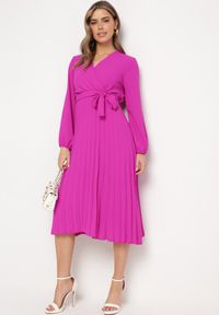 Born2be - Fuksjowa Sukienka Mesyre. Okazja: do pracy, na randkę. Typ kołnierza: dekolt w kształcie V. Kolor: różowy. Materiał: materiał. Typ sukienki: kopertowe, plisowane. Długość: midi #7