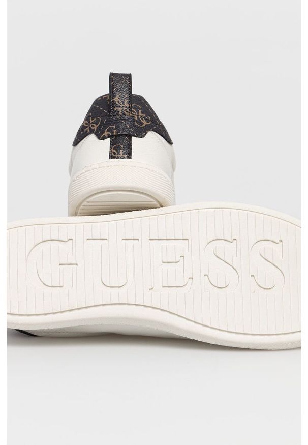 Guess Buty skórzane kolor biały. Nosek buta: okrągły. Zapięcie: sznurówki. Kolor: biały. Materiał: skóra. Obcas: na obcasie. Wysokość obcasa: niski