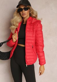 Renee - Czerwona Pikowana Kurtka z Odpinanym Kapturem Sissata. Kolor: czerwony. Materiał: tkanina. Wzór: aplikacja. Sezon: jesień, wiosna. Styl: elegancki