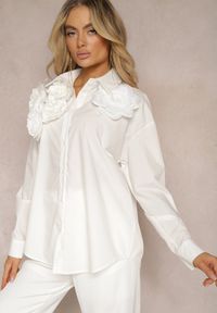 Renee - Biała Koszula o Klasycznym Kroju z Aplikacją w Kształcie Kwiatów Neobba. Kolor: biały. Materiał: jeans. Wzór: aplikacja, kwiaty. Styl: klasyczny